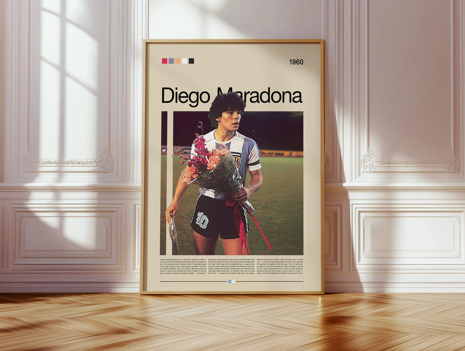 Retro-Poster von Diego Maradona im Argentinien-Trikot. Zeigt den jungen Spieler mit Blumenstrauß auf dem Spielfeld, eingefangen in einem historischen Moment seiner frühen Karriere. Das Design kombiniert Nostalgie, Sportgeschichte und Stil – ideal für Fans klassischer Fußballkunst, Sportliebhaber oder Sammler, die Authentizität und Leidenschaft in ihrem Zuhause präsentieren möchten.