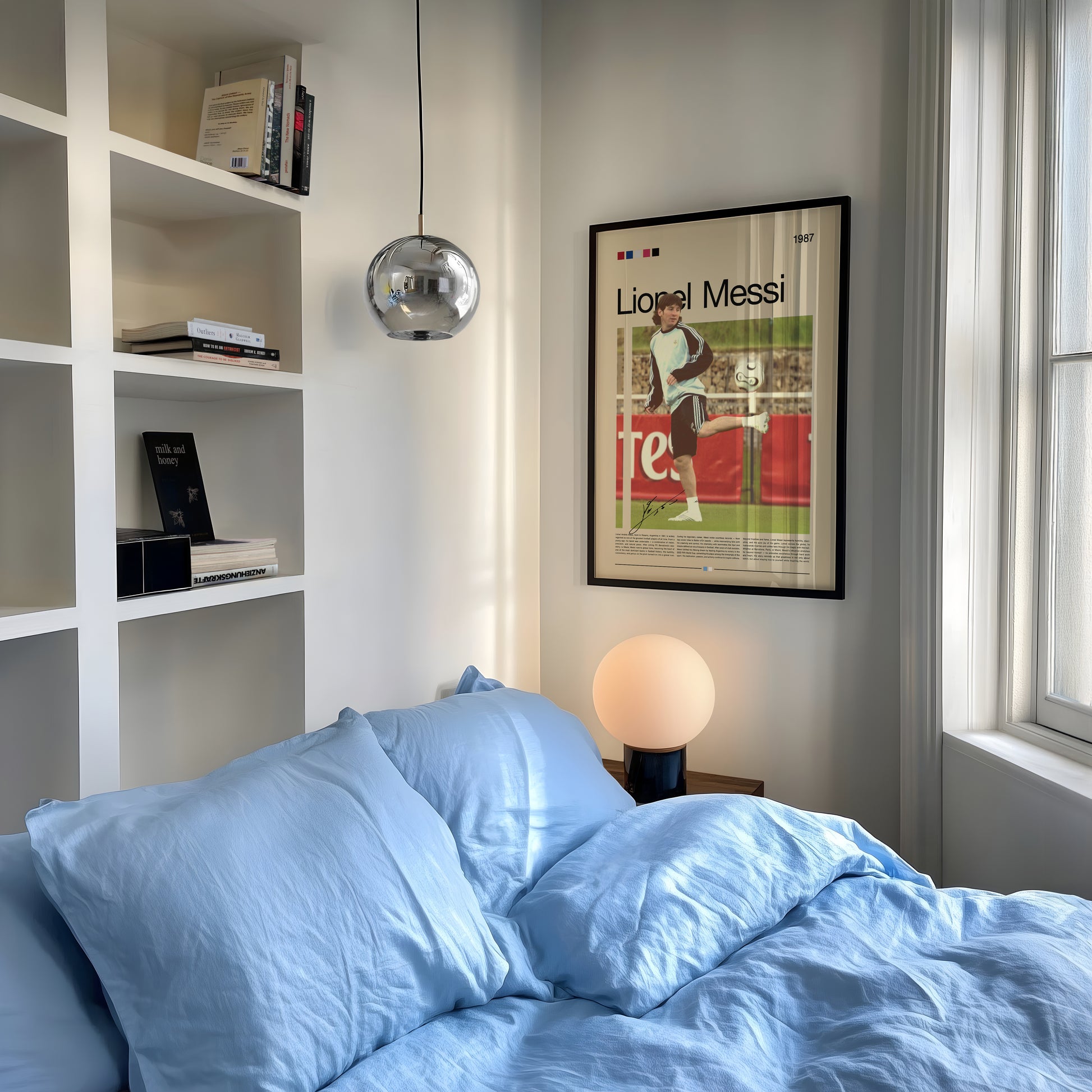 Hochwertiges Poster von Lionel Messi in einer seltenen Trainingsszene mit der argentinischen Nationalmannschaft. Das Design zeigt den jungen Fußballstar in Bewegung mit Ball, inspiriert von klassischen Sportaufnahmen. Perfekt als Wanddekoration für Fußballfans, Sportliebhaber oder Sammler – gedruckt auf mattem Premiumpapier mit lebendigen Farben und klaren Linien, ideal für Zuhause oder Büro.