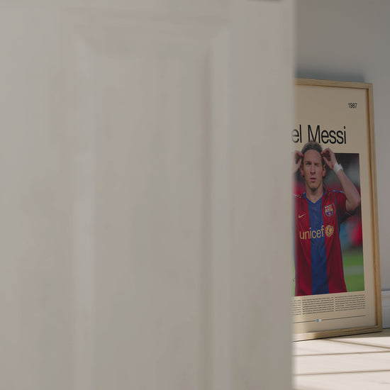 Poster von Lionel Messi in Barcelona-Trikot. Zeigt ihn während eines Spiels, inspiriert vom Stil klassischer Sportfotografie. Ideal als Wanddekoration für Fußball- und Sportfans, mit satten Farben und hochwertigem Druck.