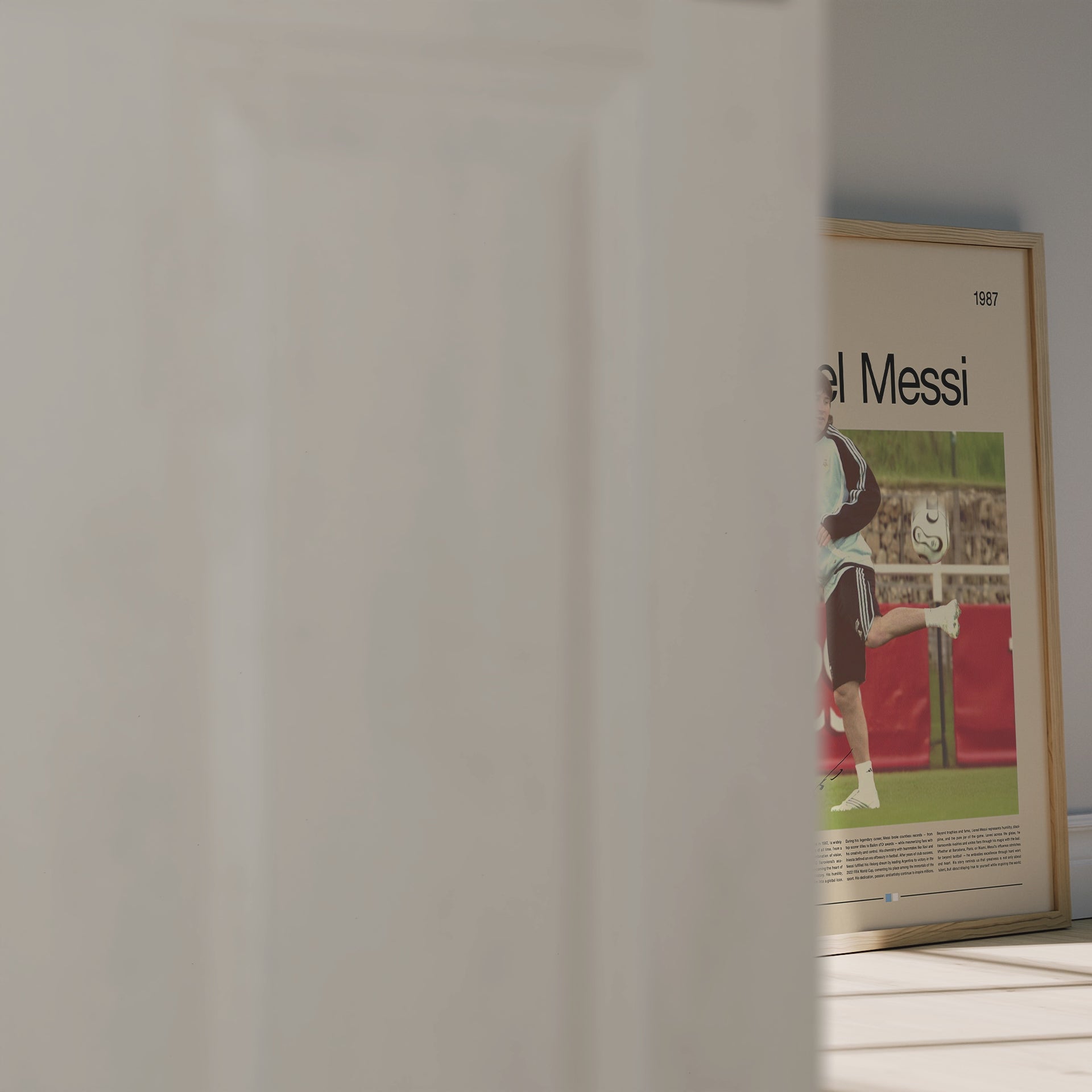 Hochwertiges Poster von Lionel Messi in einer seltenen Trainingsszene mit der argentinischen Nationalmannschaft. Das Design zeigt den jungen Fußballstar in Bewegung mit Ball, inspiriert von klassischen Sportaufnahmen. Perfekt als Wanddekoration für Fußballfans, Sportliebhaber oder Sammler – gedruckt auf mattem Premiumpapier mit lebendigen Farben und klaren Linien, ideal für Zuhause oder Büro.